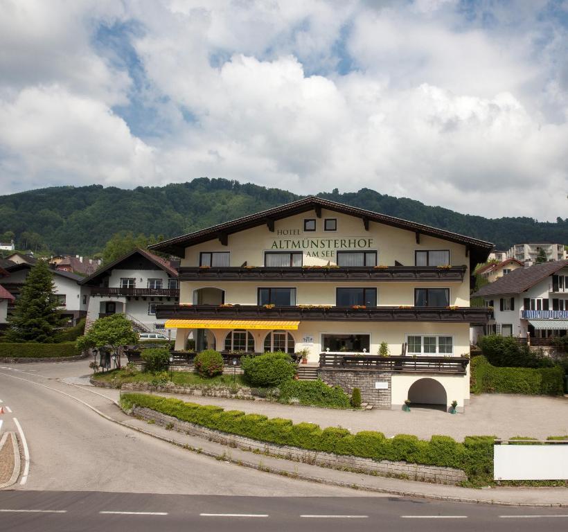 Altmuensterhof 3*
